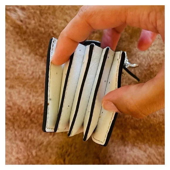 Vintage Juicy Couture White Leather Accordion Wallet with Heart and Crown Charms - Picture 8 of 8